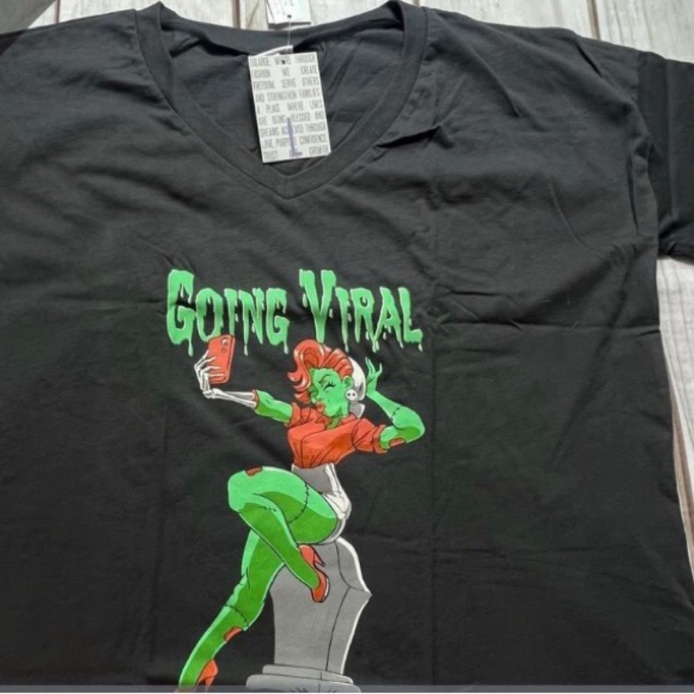 Lularoe “GOING VIRAL” LISA Graphic TShirt HALLOWEEN Pinup Girl Tombstone